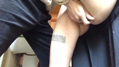 Squirt en el baño de la escuela, un verdadero orgasmo espumoso - mi maestro hizo su mejor