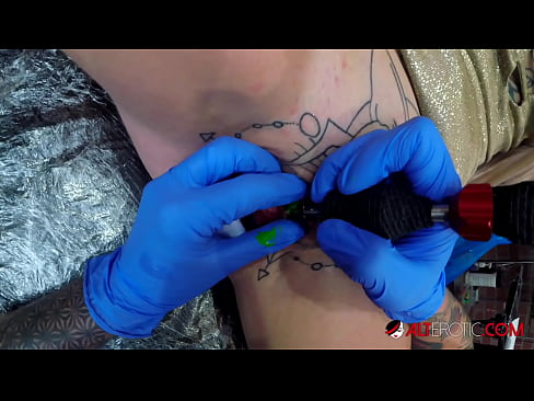 ❤️ Extremadamente tatuado hottie Sully Savage consiguió un tatuaje en su clítoris ❌ Video de sexo en es.quizfarmature.ru ❌️