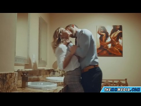 ❤️ Cuando una rubia tetona te seduce en un baño público ❌ Video de sexo en es.quizfarmature.ru ❌️